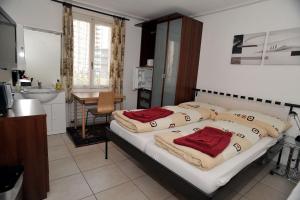 Katil atau katil-katil dalam bilik di Niros Bed & Breakfast