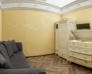 Apart Hotel Michelle في أوديسا: غرفة معيشة مع أريكة وخزانة