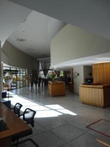 een lobby met tafels en stoelen in een gebouw bij Flat de Luxo em Boa Viagem 2 Qtos in Recife