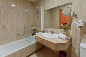 Koupelna v ubytování Hotel Verol + 34 fotografií