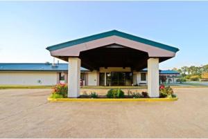 un gran edificio con un gran porche con flores en America's Best Value Inn and Suites, en Aberdeen