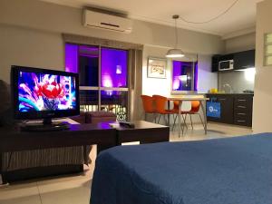 Pokój z łóżkiem i telewizorem na stole w obiekcie Defensa 1057 Home Studios w BuenosAires