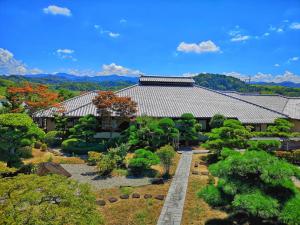 una vista aérea de un jardín frente a un edificio en Kansai Airport Pine Villa en Kansai International Airport