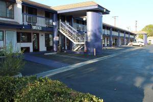 un estacionamiento vacío frente a un motel en Travelodge by Wyndham Buena Park, en Buena Park