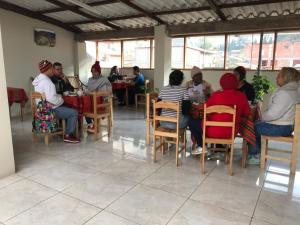 un grupo de personas sentadas en mesas en un restaurante en Hostal Apu Qhawarina, en Ollantaytambo