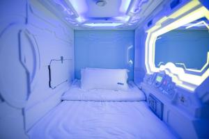 Postel nebo postele na pokoji v ubytování Space Hotel @ Chinatown Kuala Lumpur