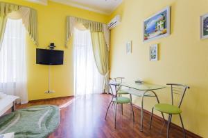 TV a/nebo společenská místnost v ubytování Kiev Centre Apartments