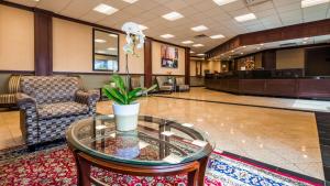 a lobby with a glass table and a waiting room at Best Western Plus Chicago Hillside in Hillside