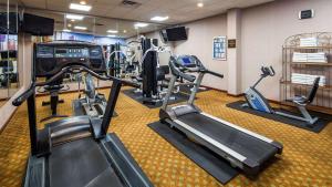 un gimnasio con cintas de correr y máquinas elípticas en Best Western Plus Chicago Hillside, en Hillside