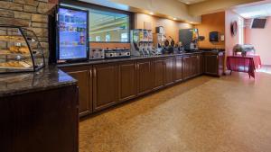 een fastfoodrestaurant met een toonbank met aasteryasteryasteryasteryasteryasteryastery bij Crandon Inn & Suites in Crandon