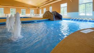 einen Innenpool mit Wasserrutsche in der Unterkunft Crandon Inn & Suites in Crandon