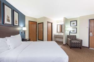 Postel nebo postele na pokoji v ubytování AmericInn by Wyndham Mankato Event Center near MSU