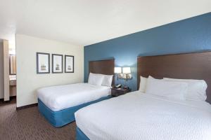 Postel nebo postele na pokoji v ubytování AmericInn by Wyndham Mankato Event Center near MSU