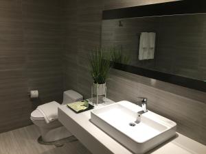 Koupelna v ubytování The Luxe Da Lat