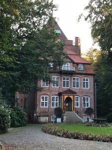 un gran edificio de ladrillo con una escalera delante de él en Deichblick, en Cuxhaven