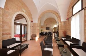 un restaurante con sillas y mesas en un edificio en Masseria Li Campi en Cavallino di Lecce