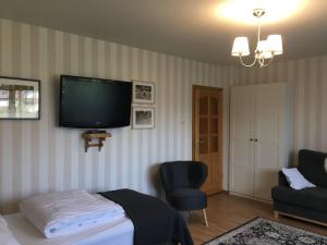 Televízia a/alebo spoločenská miestnosť v ubytovaní Apartamenty w Jurgowie Świstokówka