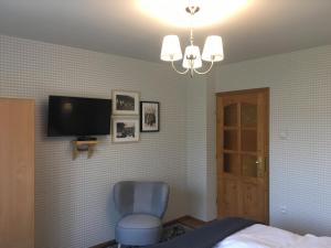 Televízia a/alebo spoločenská miestnosť v ubytovaní Apartamenty w Jurgowie Świstokówka