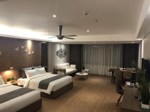 Postel nebo postele na pokoji v ubytování The Luxe Da Lat