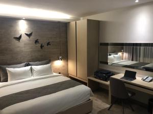 Postel nebo postele na pokoji v ubytování The Luxe Da Lat