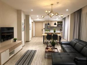 TV a/nebo společenská místnost v ubytování The Luxe Da Lat