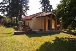 a small house in a yard next to a field at L'albero delle noci in Lanciano