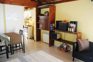 a living room with a table and a kitchen at L'albero delle noci in Lanciano
