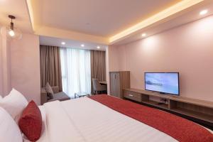 TV a/nebo společenská místnost v ubytování Maagiri Hotel