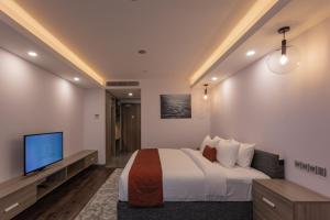 TV a/nebo společenská místnost v ubytování Maagiri Hotel