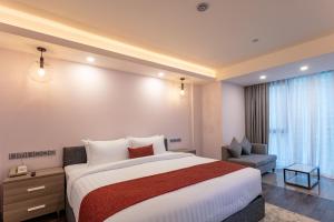 Postel nebo postele na pokoji v ubytování Maagiri Hotel