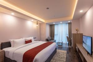 TV a/nebo společenská místnost v ubytování Maagiri Hotel