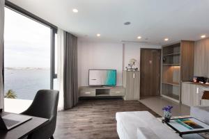 TV a/nebo společenská místnost v ubytování Maagiri Hotel