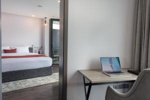 Postel nebo postele na pokoji v ubytování Maagiri Hotel