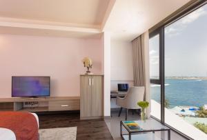 TV a/nebo společenská místnost v ubytování Maagiri Hotel