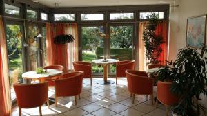 une salle à manger avec deux tables et des chaises ainsi qu'une fenêtre dans l'établissement Wirth z ´ Moosham, à Moosham
