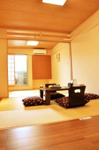 um quarto vazio com duas cadeiras e uma secretária em harper house em Osaka