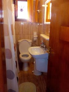 A bathroom at Pansion Matoula