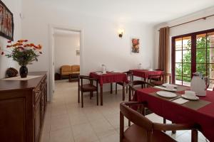 uma sala de jantar com mesas e cadeiras vermelhas em Quinta Do Sobral em Figueiró dos Vinhos