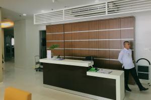 un hombre de pie en una recepción en una oficina en Studio Avida Cebu Tower 2 IT Park, en Cebú 10 fotos más
