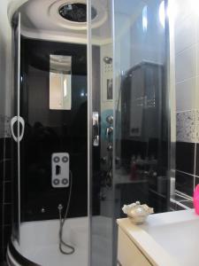 Koupelna v ubytování Invivo Hotel