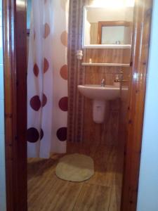A bathroom at Pansion Matoula