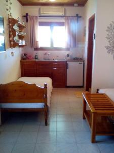 A kitchen or kitchenette at Pansion Matoula