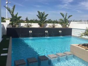 Bazén v ubytovaní Apartamentos La Laguna II Luxury Apartments alebo v jeho blízkosti