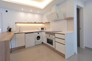 Kuchyňa alebo kuchynka v ubytovaní Apartamentos La Laguna II Luxury Apartments