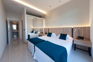 Tempat tidur dalam kamar di Apartamentos La Laguna II Luxury Apartments