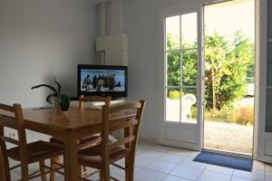 En TV eller et underholdningssystem på Hotel Residence Les Alizes