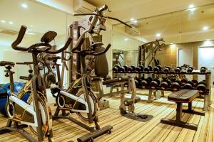 Fitnes oz. oprema za telovadbo v nastanitvi Ramada Encore by Wyndham Makati