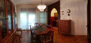 a dining room with a table and chairs and a chandelier at Kikinda peace oaza in Kikinda