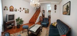 sala de estar con sofá y TV en Kikinda peace oaza, en Kikinda