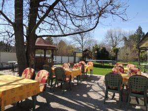 un groupe de tables et de chaises dans un parc dans l'établissement Hôtel du Port - Free Parking - Breakfast included, à Estavayer-le-Lac